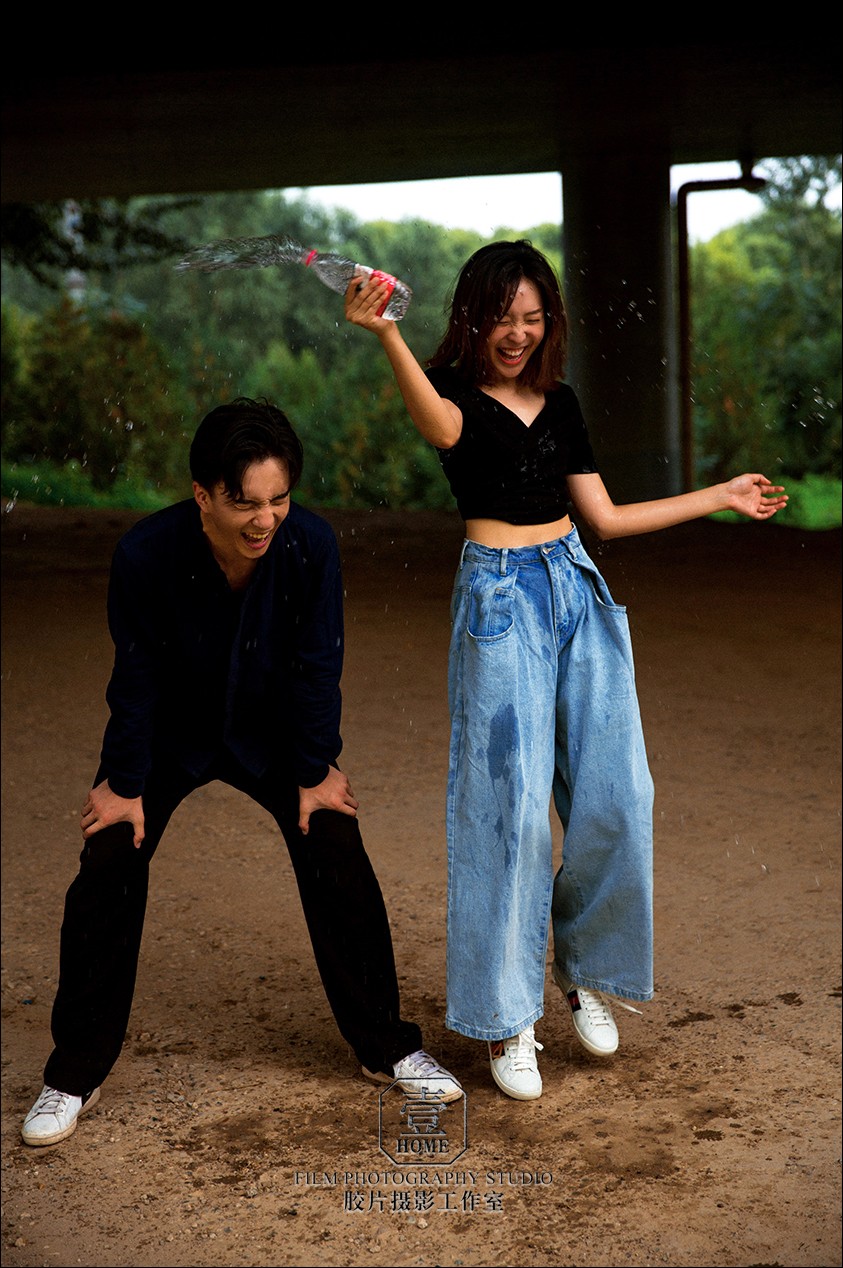 看够了经典的婚纱照类型？那么来点不一样的吧～
