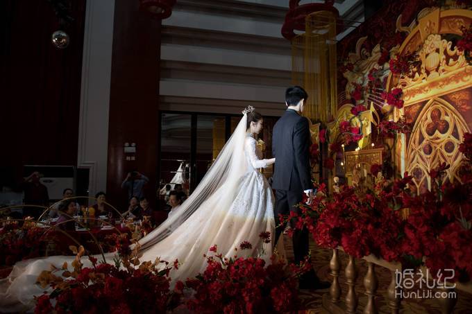 定制欧式红金主题婚礼，平民价格华丽效果，你猜多少钱？