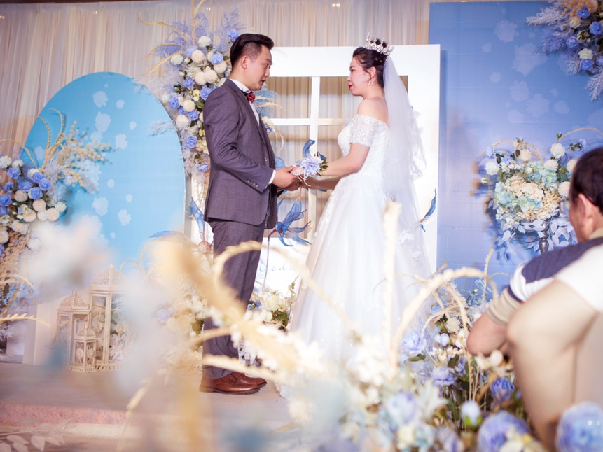 卿心浪漫优雅蓝白色婚礼现场