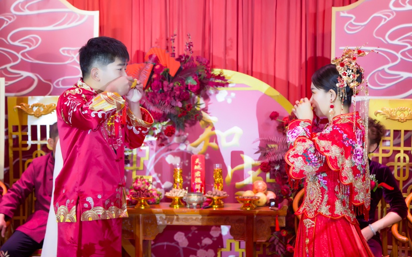 【知守】
桃之夭夭，灼灼其华。
之子于归，宜其室