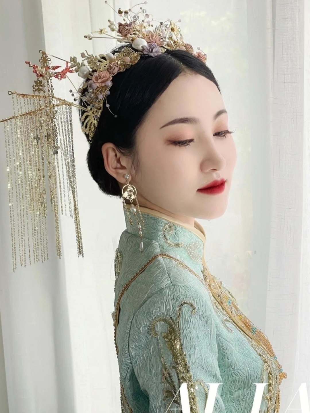 简约 甜美 现代长拖尾婚纱