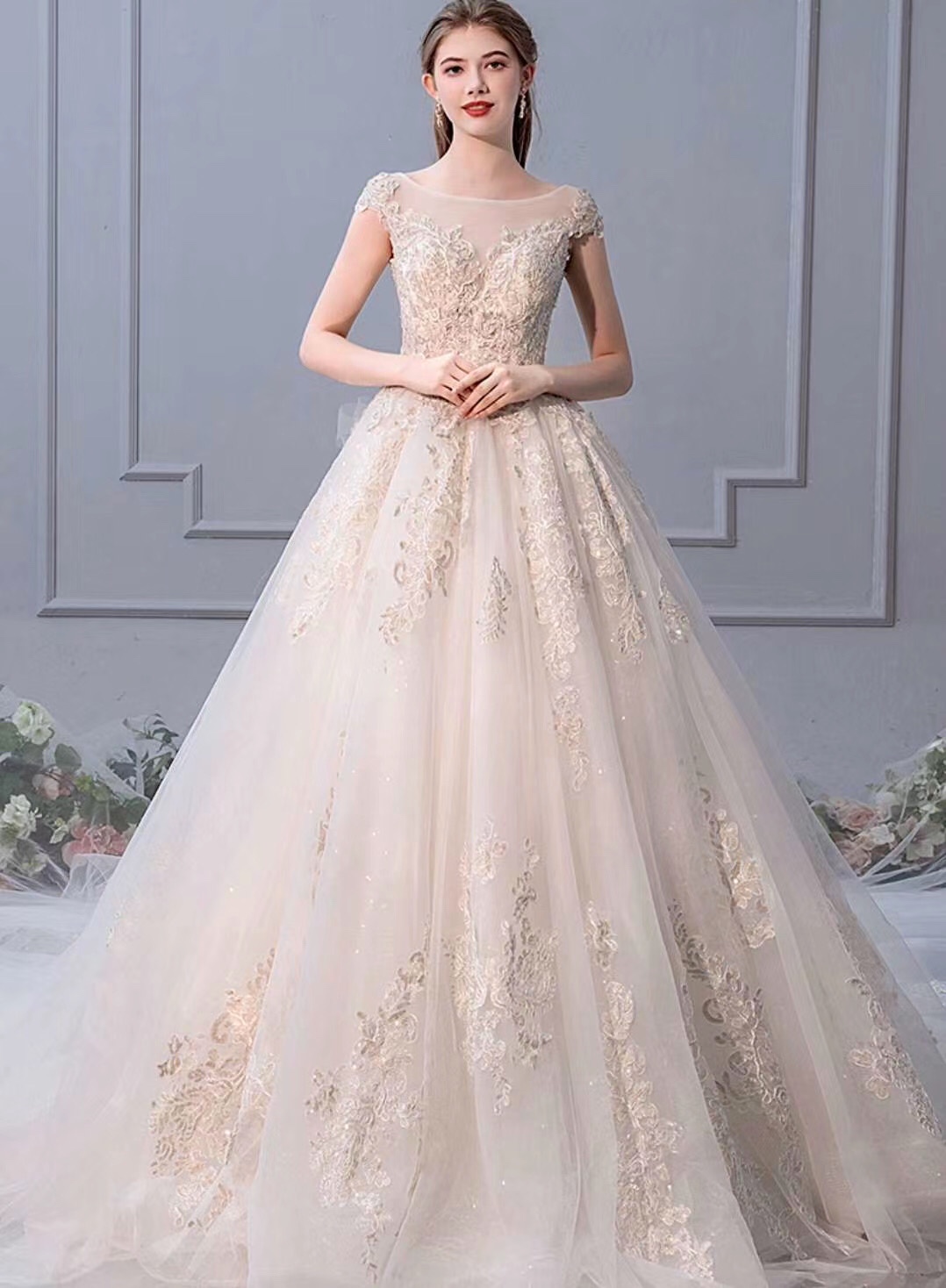 婚纱200～300元左右