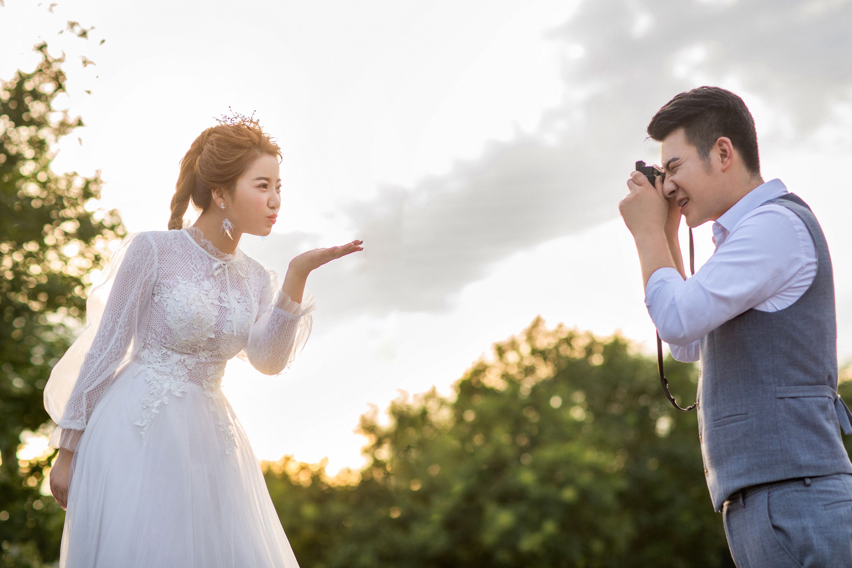 小雨拍婚纱照_拍婚纱照美甲