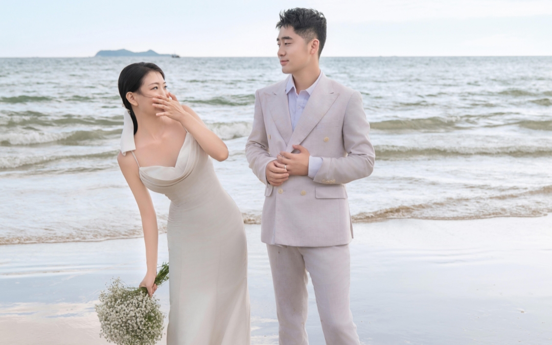 海風(fēng)吹過裙擺，浪花輕吻沙灘，愛在這一刻靜止。