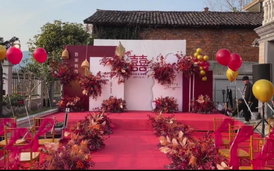 小預(yù)算復(fù)古中國(guó)紅庭院戶外婚禮
