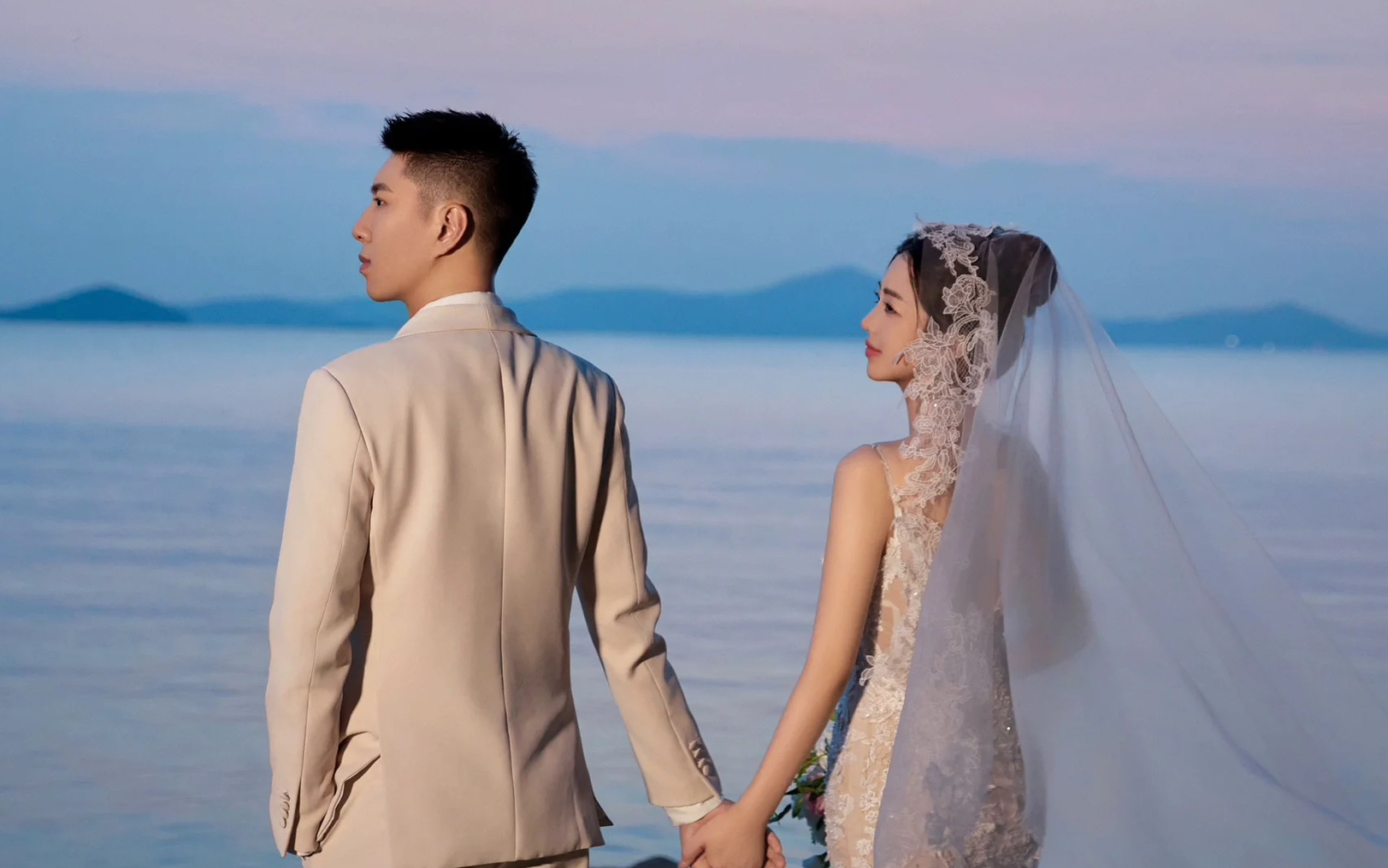 紫霞海边礁石婚纱照也太美了辣