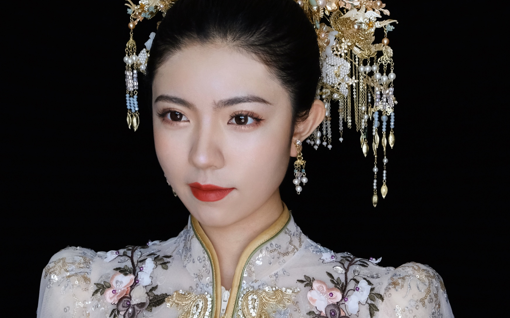 浅蓝色的秀禾温婉秀丽 精致的配饰恰到好处的点缀