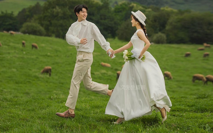 云南旅拍｜超火【电影感】婚纱照｜寻甸草场