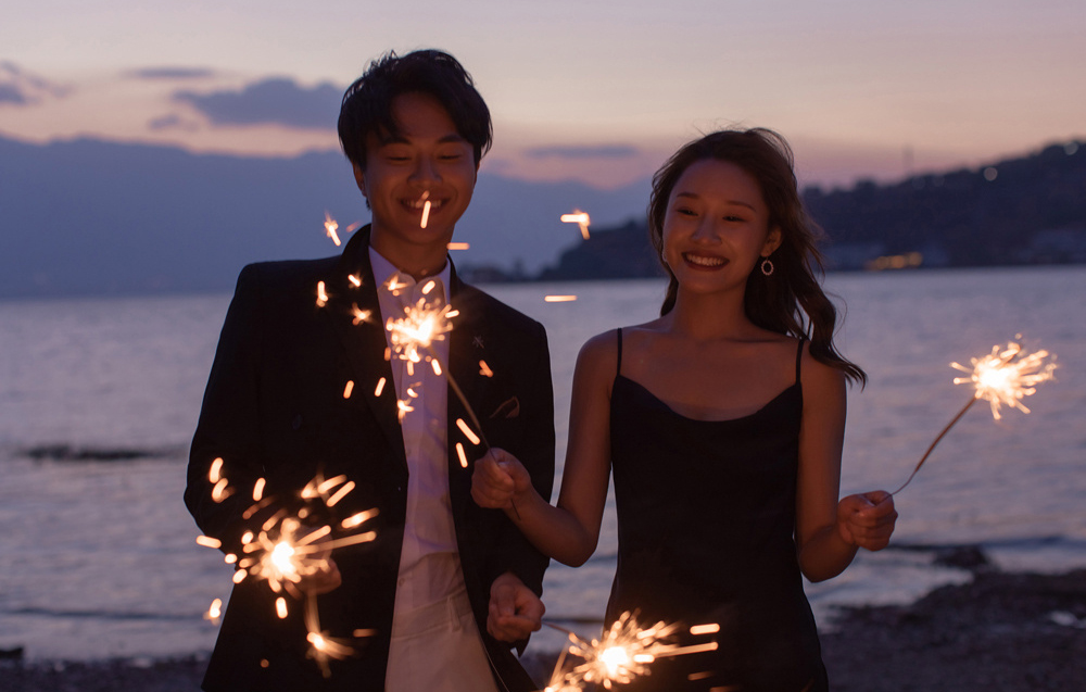 水邊婚紗照 夕陽的溫馨照在新人開心的臉上
