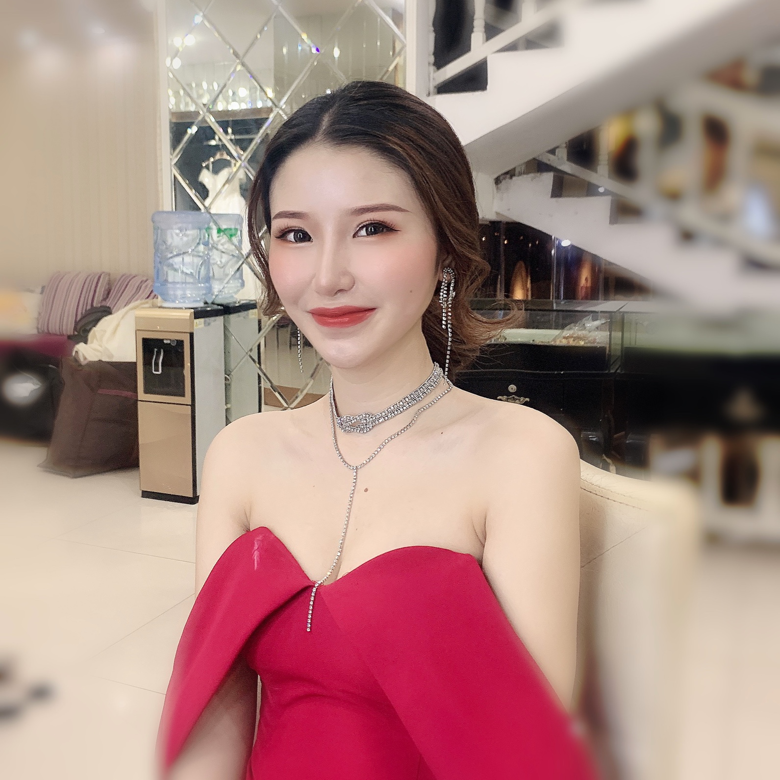 轻奢复古妆容+灵动鲜花造型