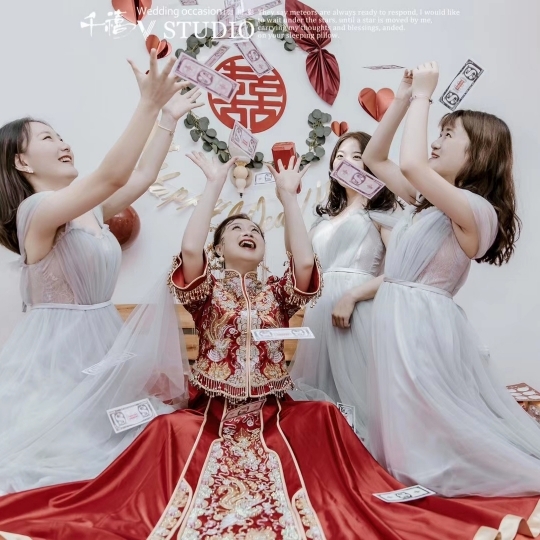 山水一程  风雨一更  三生有幸  共度余生
