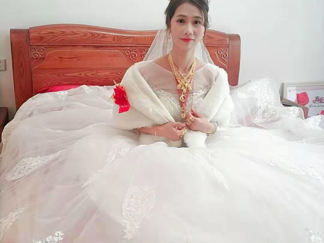 女皇全天跟妆婚纱礼服套餐
