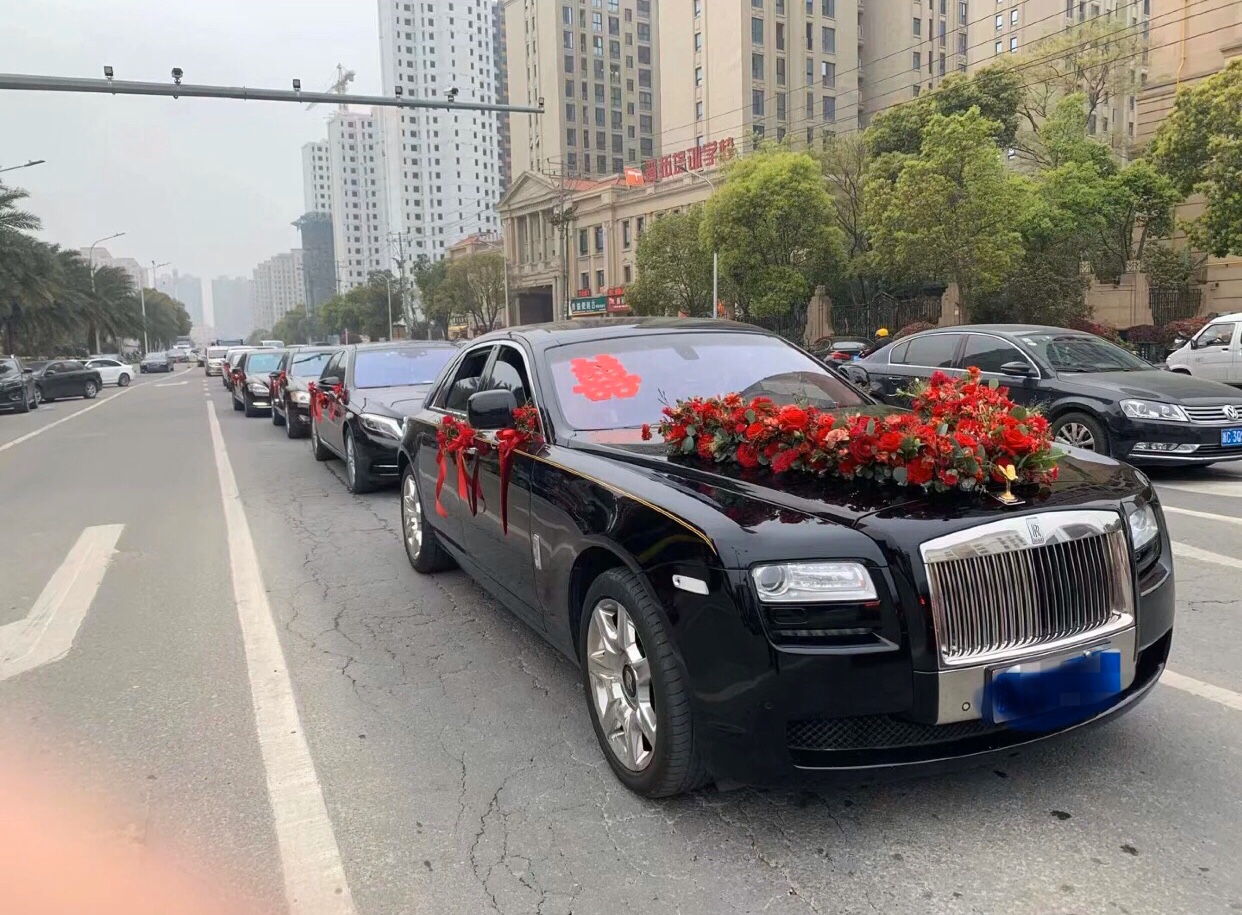 婚禮車隊集錦！彩虹婚車閃耀亮相