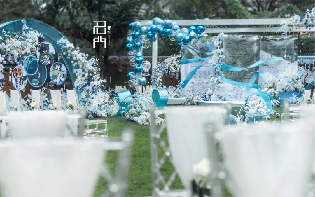 雾气弥漫 泥土草长，总有一个人 他会是你的信徒