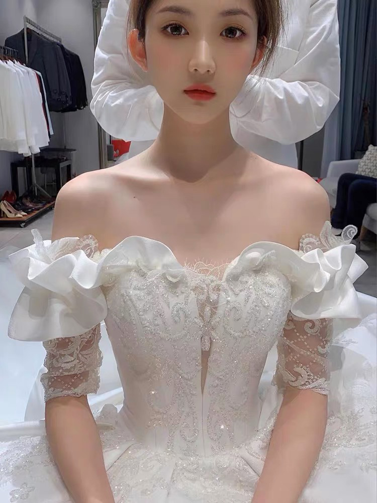 一字肩蕾丝拼接缎面婚纱