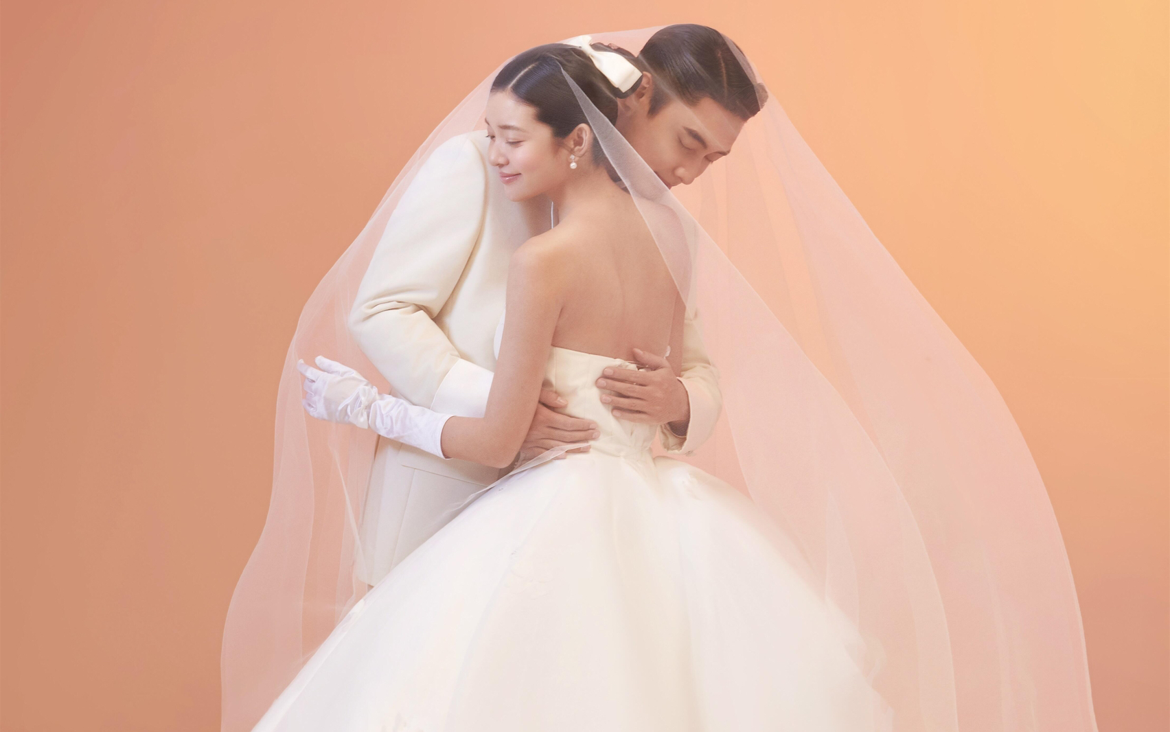 極簡(jiǎn)但優(yōu)雅 這套奶油風(fēng)主紗婚紗照有點(diǎn)甜