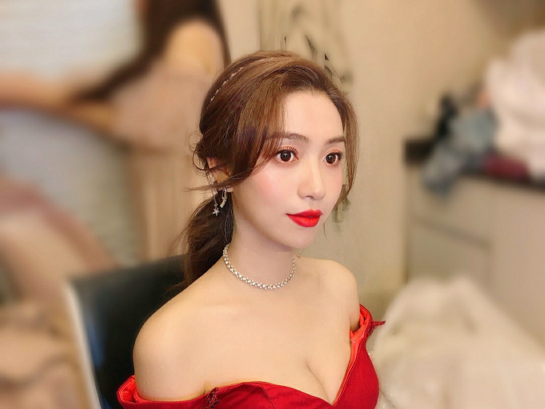 总监造型师全程跟妆2-4妆面＋2-4造型