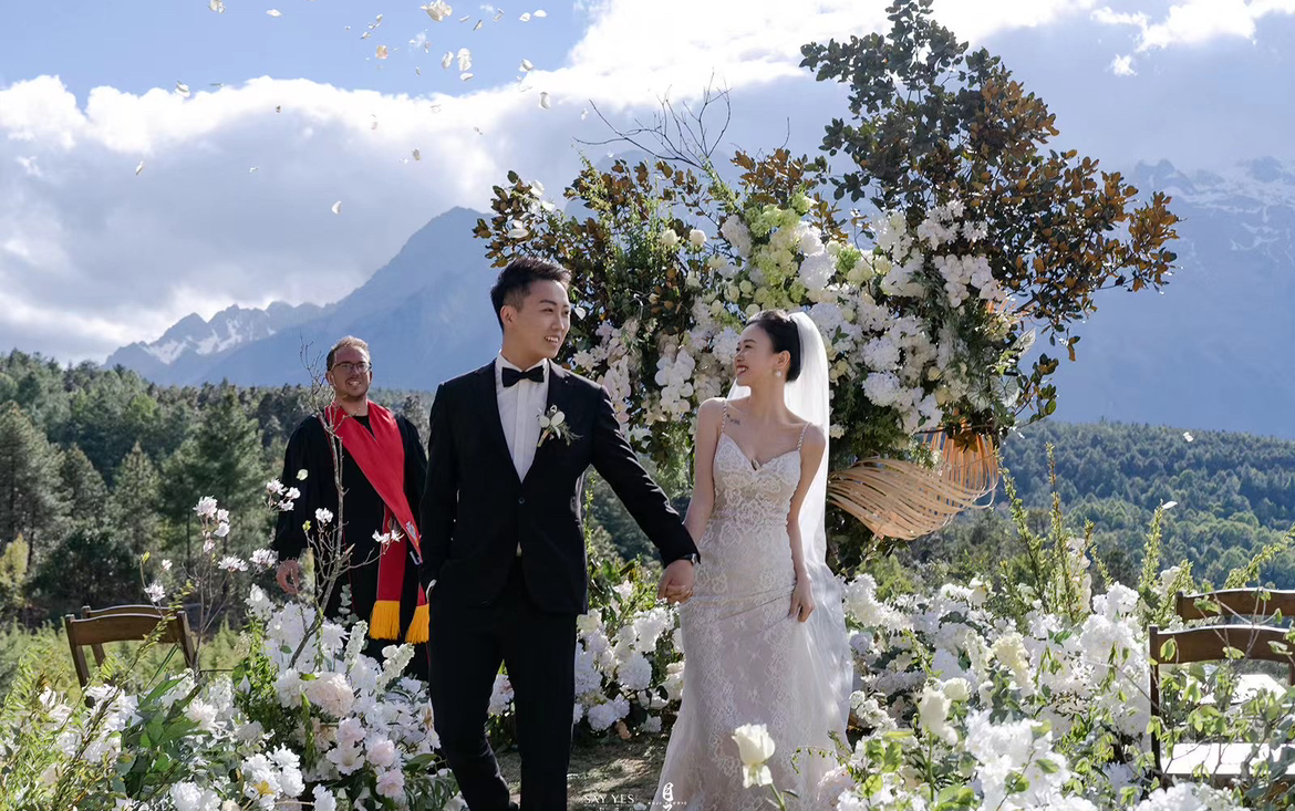 丽江雪山目的地婚礼含四大送婚纱