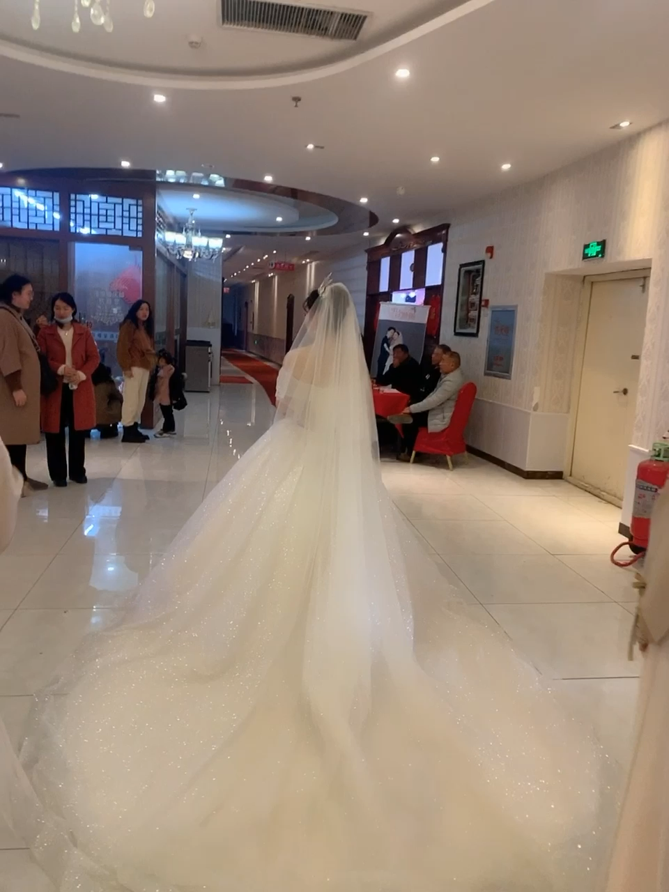 轻奢系列婚纱秀禾礼服跟妆