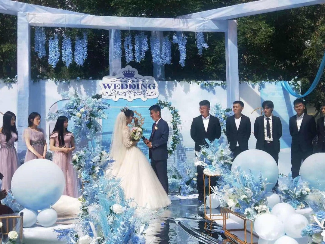 流行蓝色高端而又大气梦幻蓝色户外婚礼布置农村婚礼