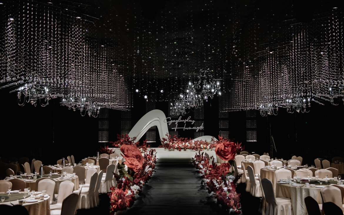 暗黑和玫红的碰撞 玫红色吊顶婚礼