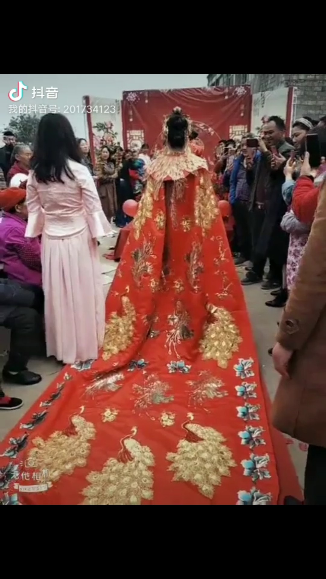 幸福传递。秀禾服。霞披，秀禾扇，秀禾鞋。