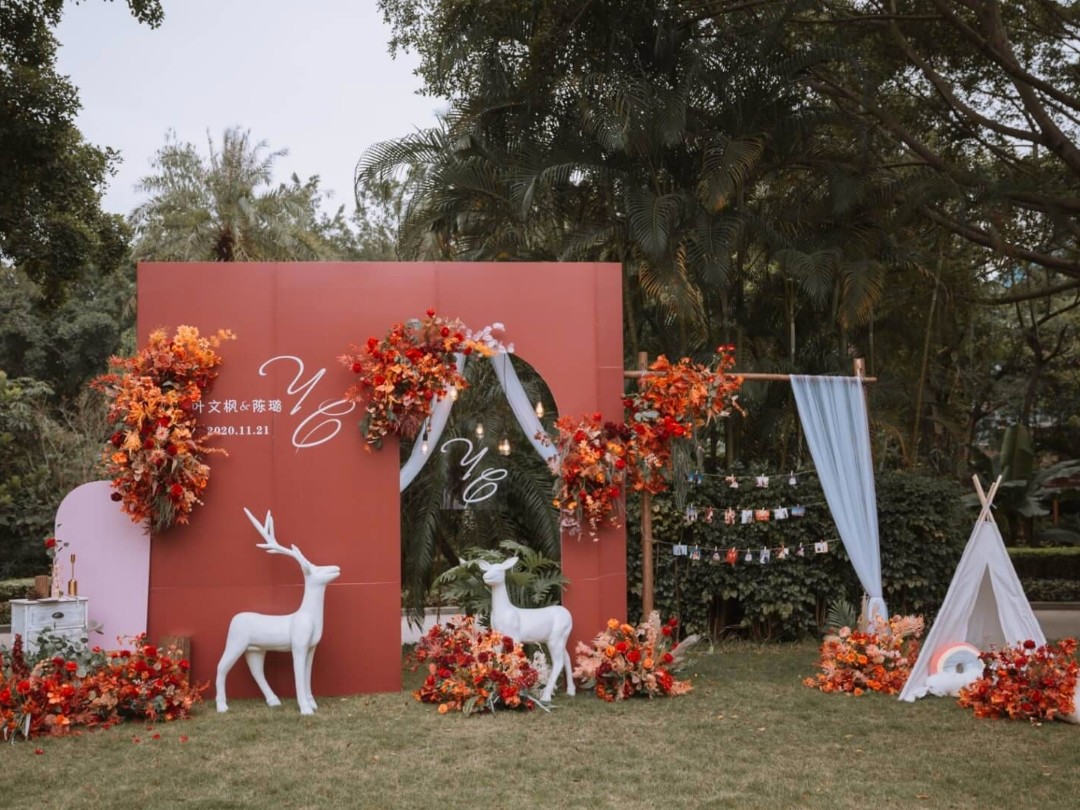 爱意满满的户外红色草坪婚礼