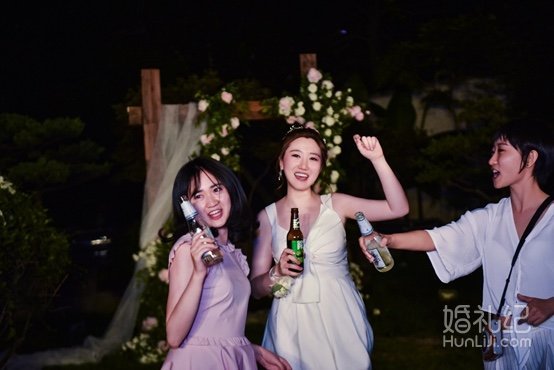 我们把婚礼办成了狂欢派对，快乐自在最重要[吐舌]