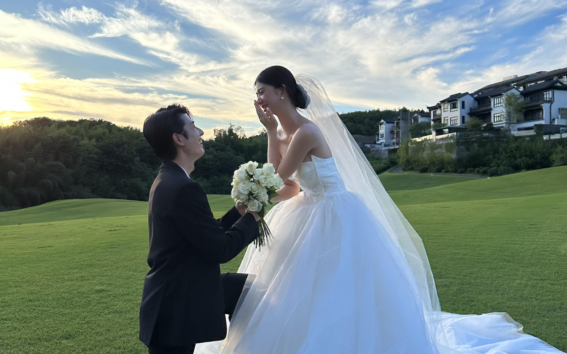 草坪夕陽婚紗照