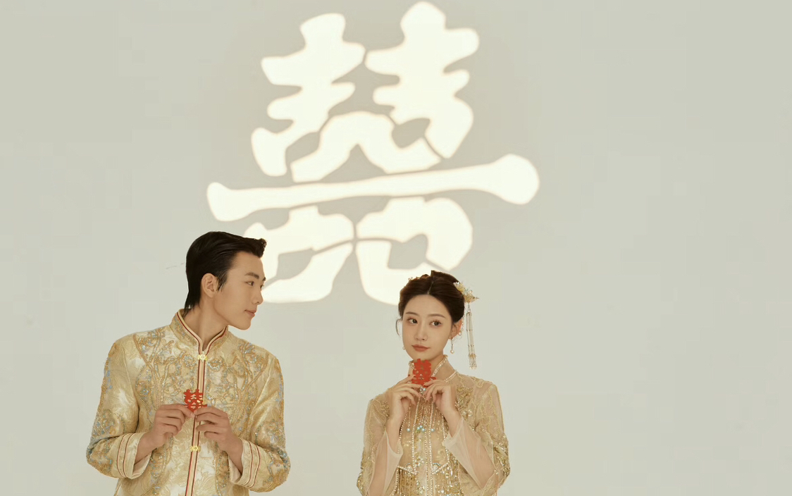室内光影与中式秀禾服 碰撞出唯美有意境的中国风