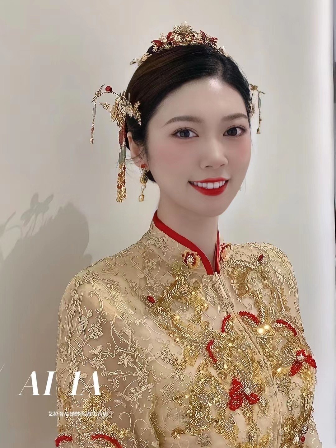 V领流光缎面质感拖尾婚纱