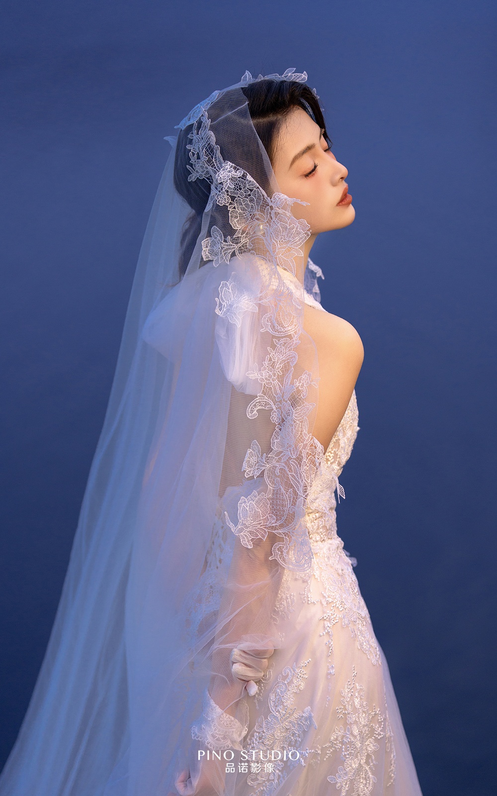 氛围感夜景湖边婚纱照