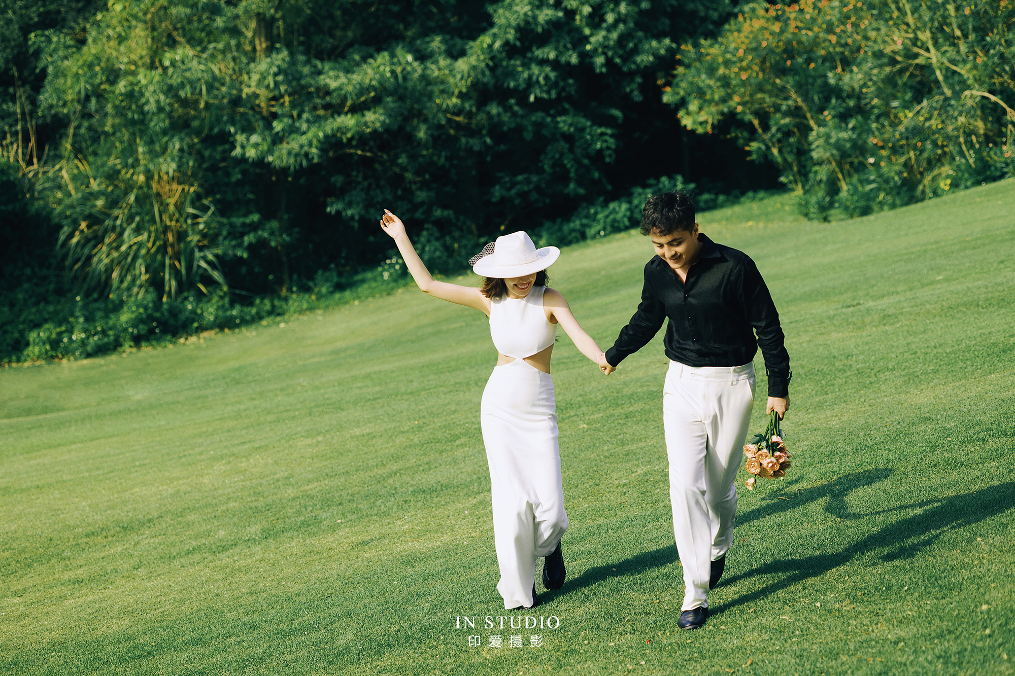 全网都在找的胶片风草坪婚纱照