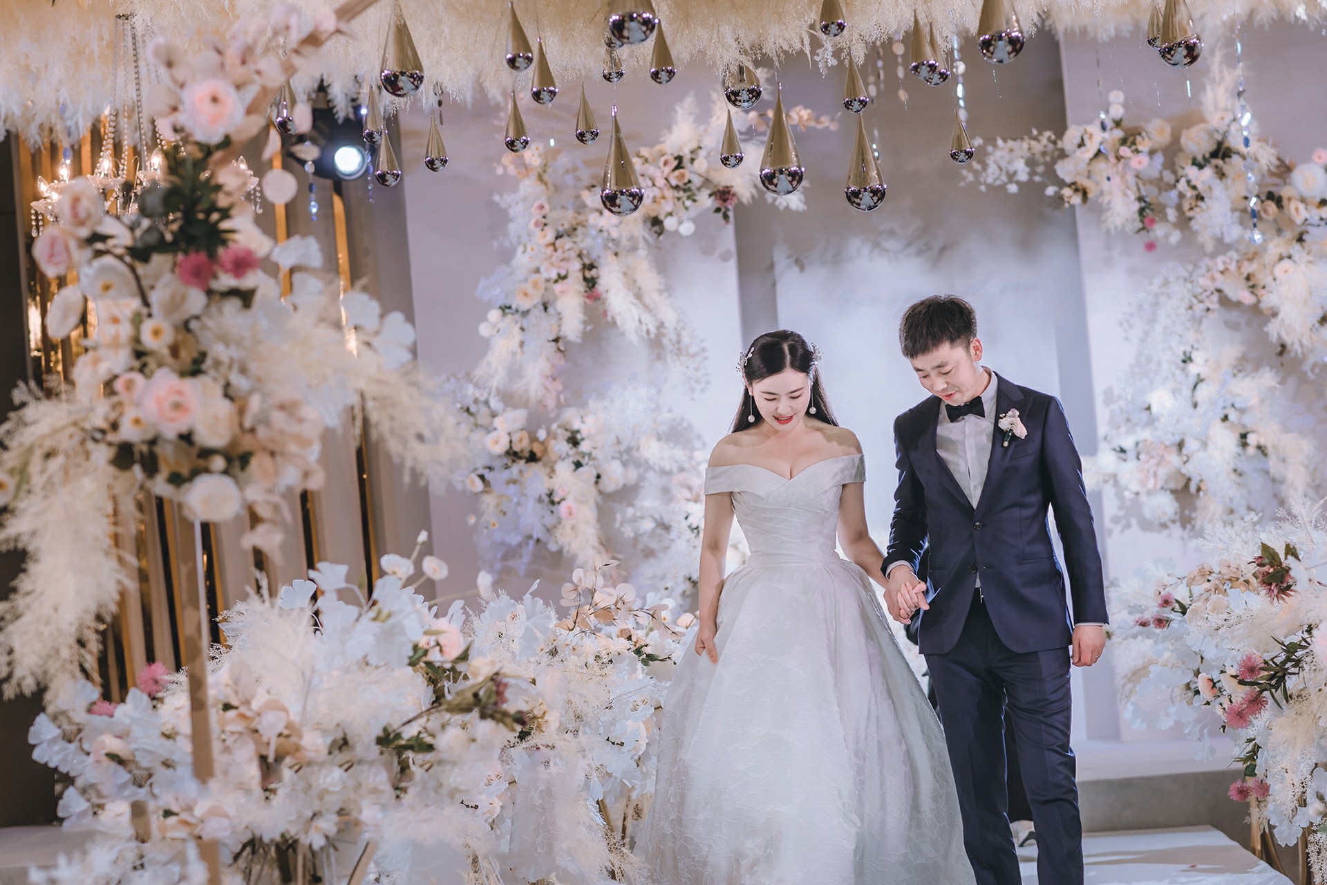 婚纱顾问_动漫婚纱情侣头像