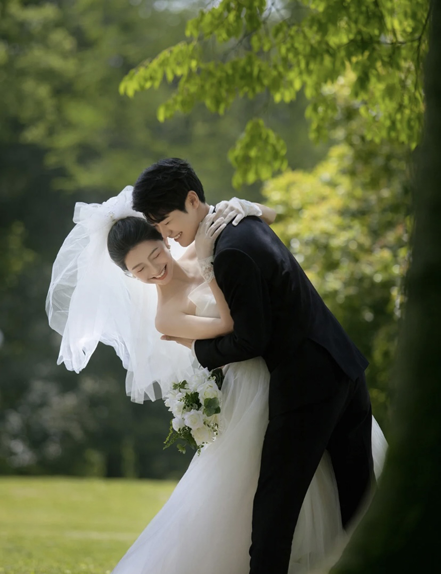 2025双节同庆特惠婚照套系+8套服装+底片全送