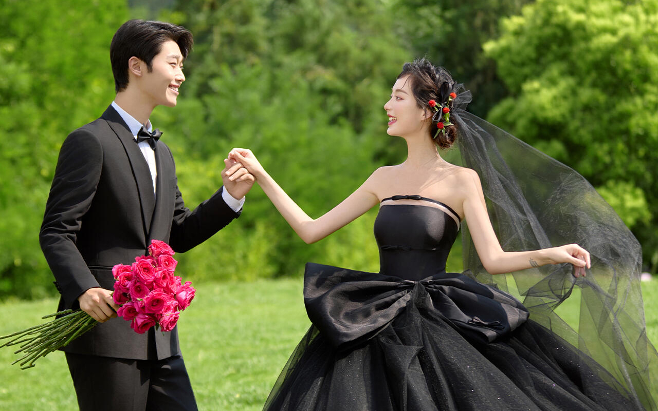 2025必拍黑纱森系草坪婚纱照｜美到室息