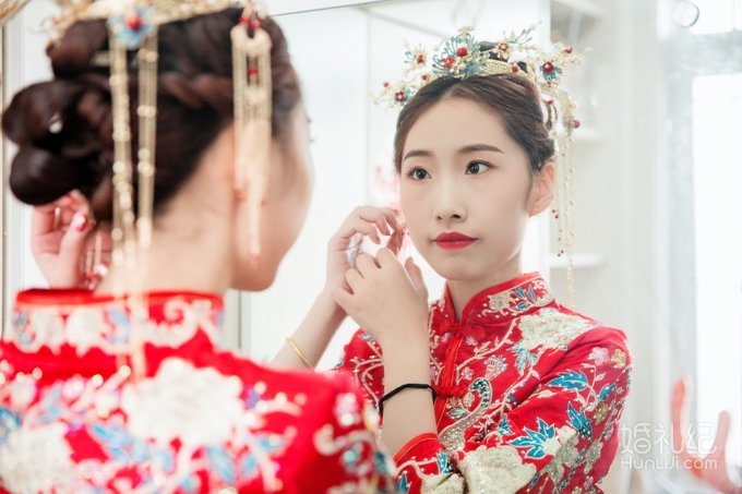 非红敬酒服就不美？雾霾蓝晚礼服显瘦吸睛像公主！