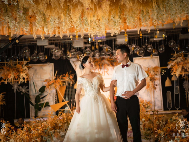 【酒店婚礼】让人眼前一亮的橙色婚礼，花丛中的婚礼