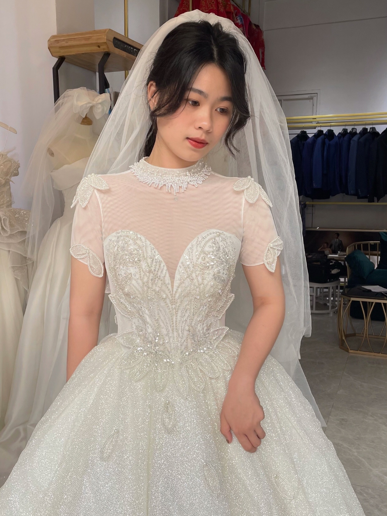 高领短袖深V下摆闪片长拖婚纱