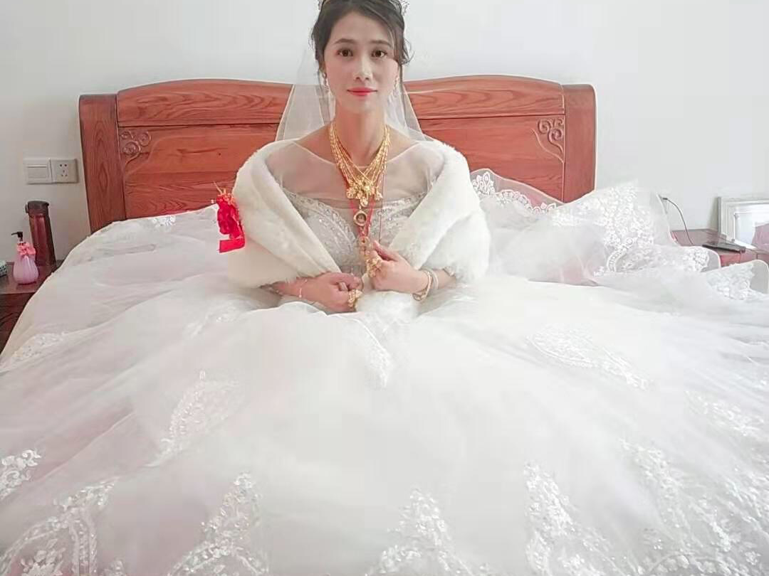 女皇全天跟妆婚纱礼服套餐
