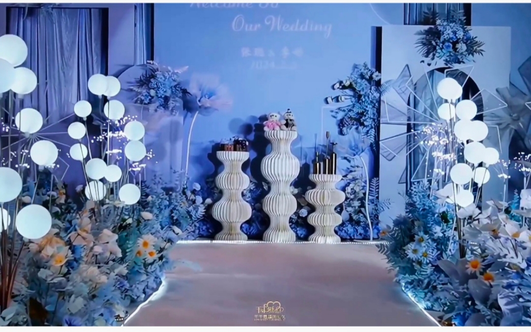 酒店藍(lán)色系婚禮舞臺(tái)場(chǎng)景布置
