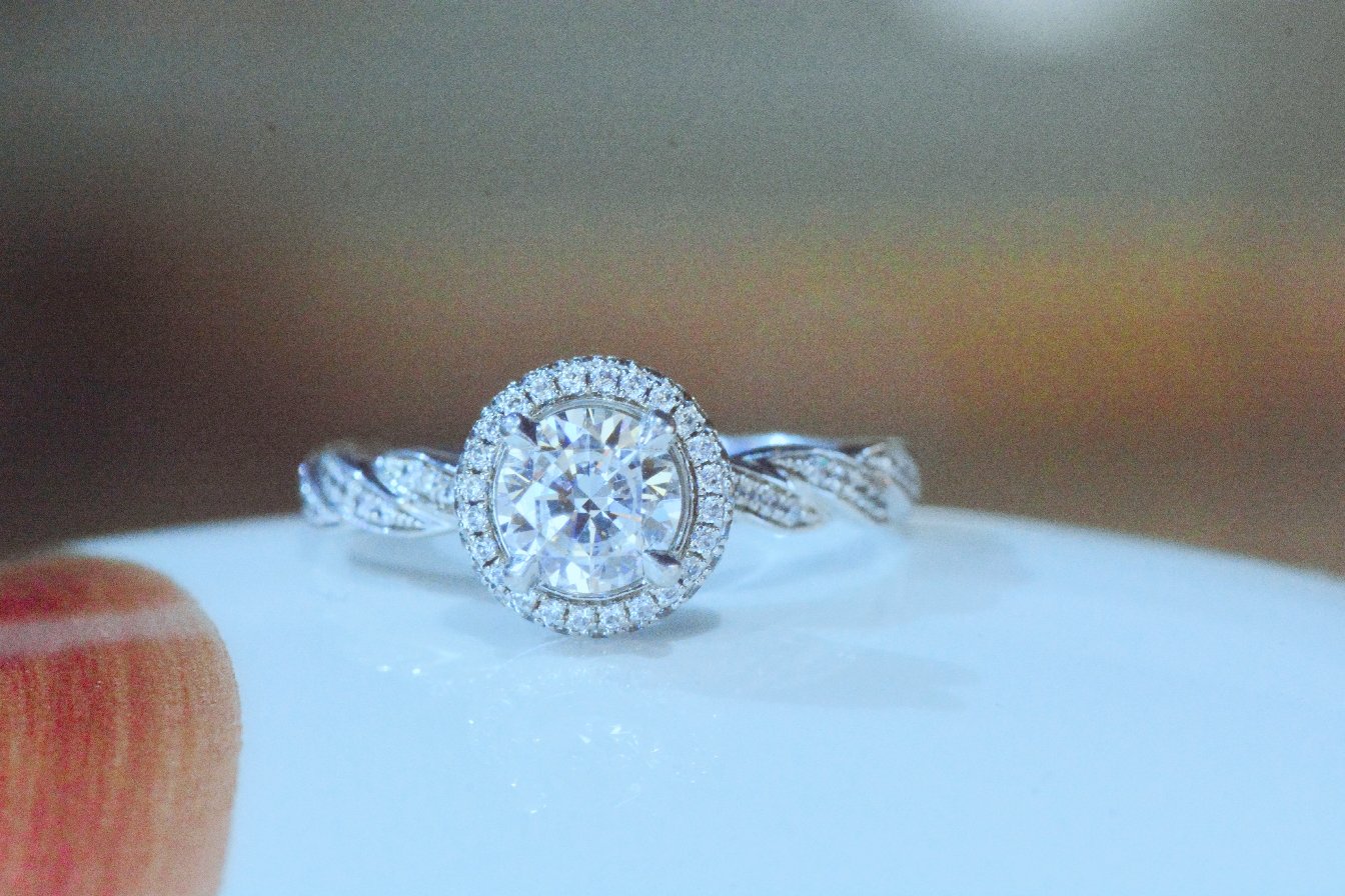 小预算，大钻戒💍这款婚戒更懂90后的心思！