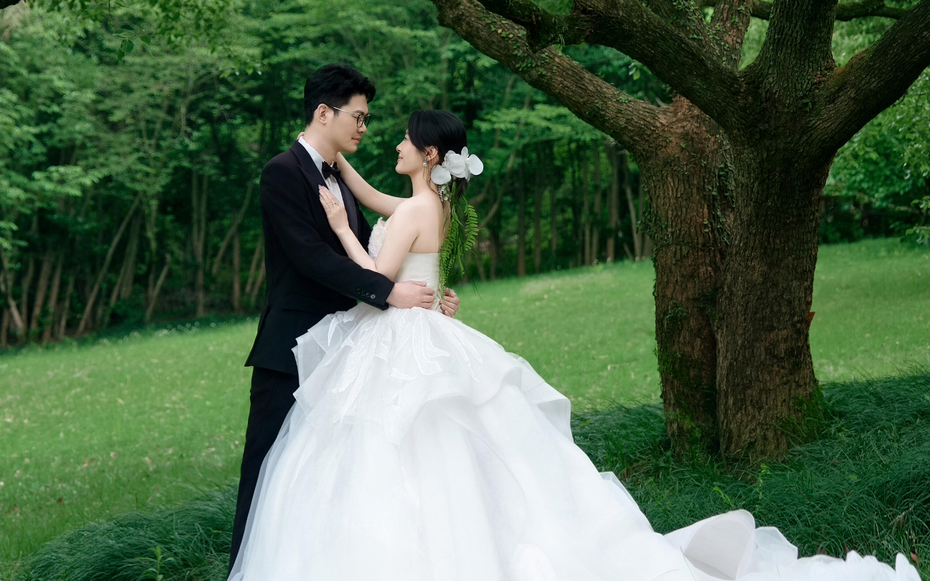 草坪森系婚纱照客片欣赏！石家庄婚纱照必选商家