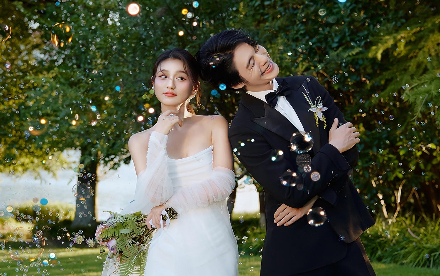 心动yi万次的草坪婚纱照！超有生命力啊