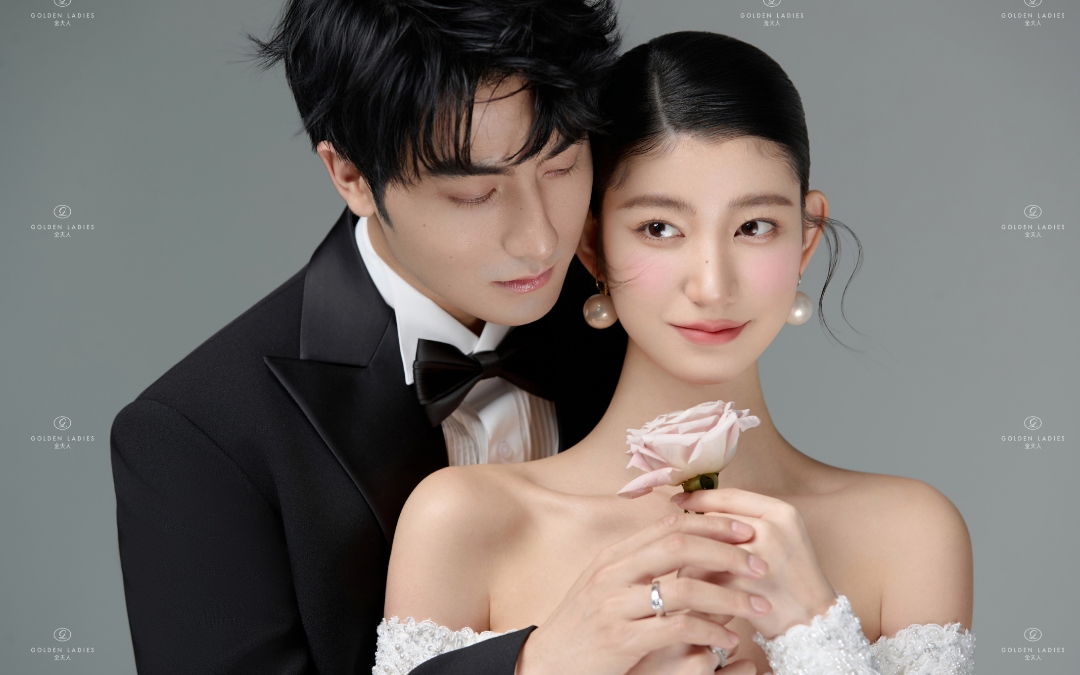漫又特別的室內(nèi)極簡婚紗照