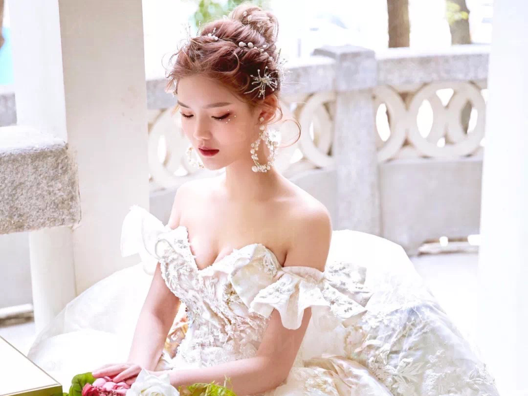 精致新娘跟妆，品牌化妆品，请各位准新娘提前预约哦