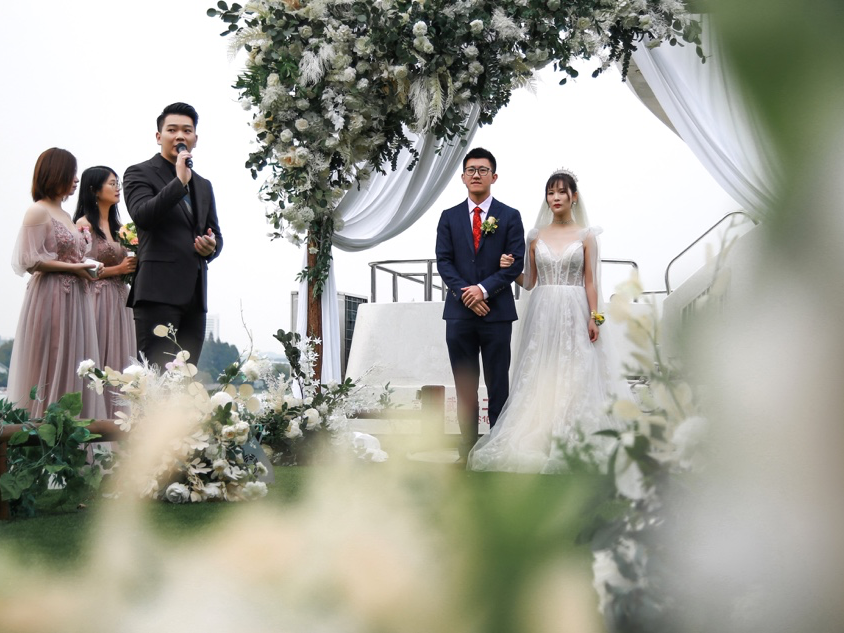 风格沉稳，轻松自然，把爱情讲述成故事