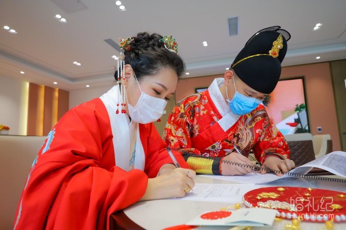 穿汉服拍登记照领证，❤️领证这么穿太酷了！