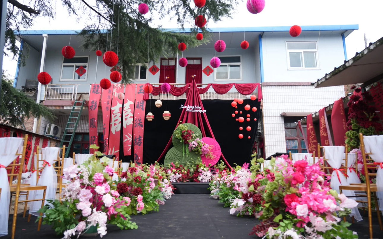 【黑紫色】高级又活泼的多巴胺自然系花艺婚礼