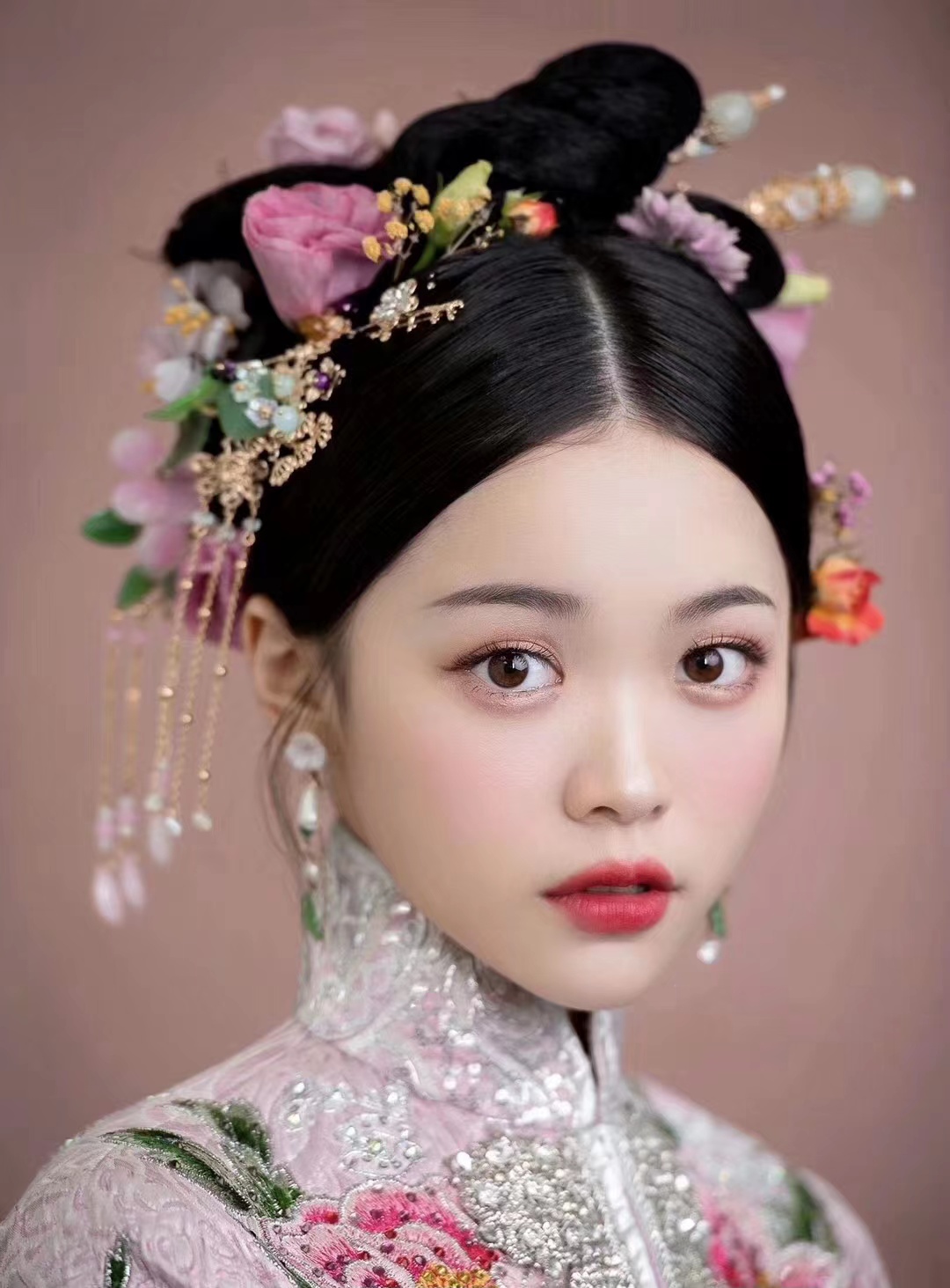 新娘跟妆  送 新娘三件套婚纱礼服 本月特惠！！